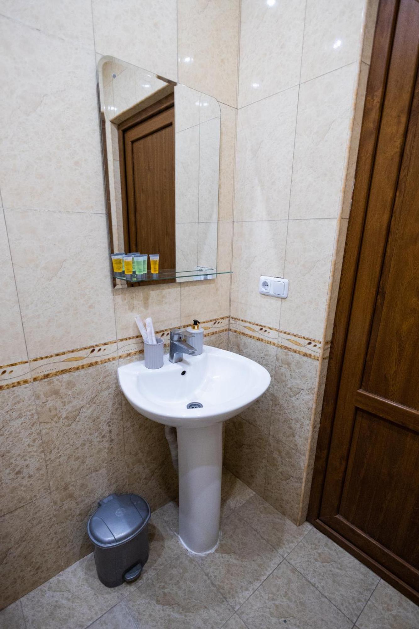 Yan Hotel Yerevan Exterior foto