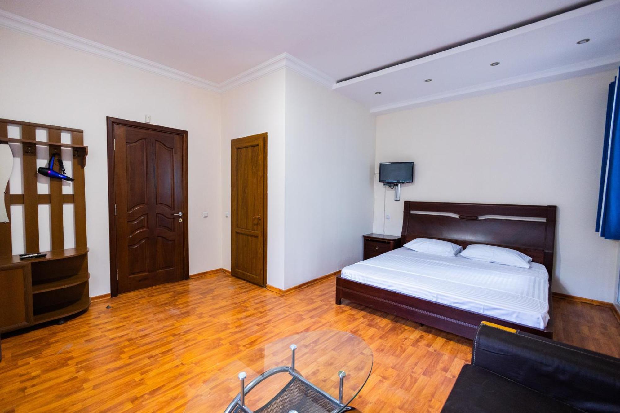 Yan Hotel Yerevan Exterior foto